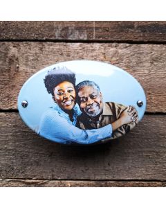 querovales Foto auf einem Emailleschild